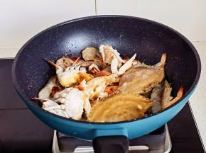 翻炒均匀。加入蟹，1小碗清水。