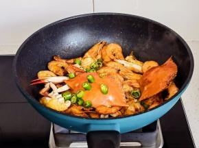 开盖加入线椒，按个人口味加盐调味，收汁出锅。