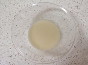 盆里倒入温水，加入发酵粉、盐和糖混合均匀。