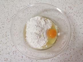 加入高筋面粉，打入一个鸡蛋。 