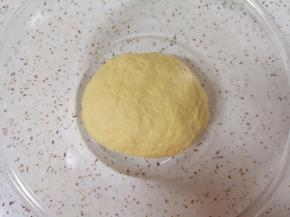 先用筷子搅拌成絮状，再揉成面团，盖上保鲜膜发酵至两倍大。