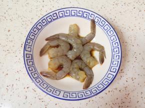 准备馅料：海虾去皮去虾线洗干净，加入一勺料酒一勺酱油搅拌均匀，腌制10分钟左右。