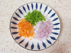 洋葱、胡萝卜和青椒分别洗干净切碎。