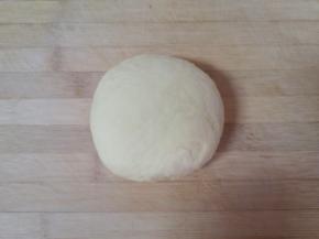 发酵好的面团揉光排气。