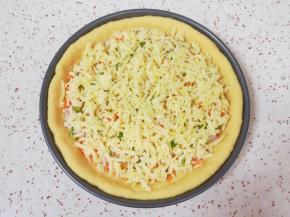 最后撒上一层厚厚的马苏里拉芝士。 