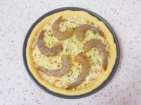 腌制好的虾仁用厨房用纸吸干水分，摆在上面。