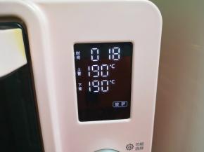 选择烤箱的“披萨”功能，上下管190度烤18分钟，上色满意后可加盖锡纸。 