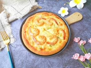 厚底虾仁披萨出炉。