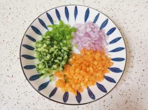 洋葱、胡萝卜、黄瓜和青椒分别洗干净切碎。