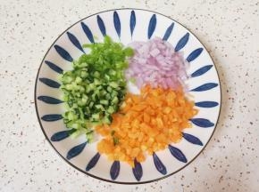 洋葱、胡萝卜、黄瓜和青椒分别洗干净切碎。