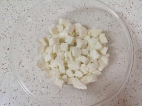 馒头切成小丁放入盆里。