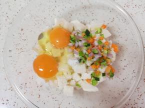 打入两个鸡蛋加入三分之一的蔬菜碎，放盐搅拌均匀。