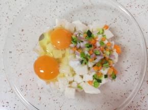 打入两个鸡蛋加入三分之一的蔬菜碎，放盐搅拌均匀。