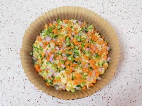 放上剩下的三分之二蔬菜碎。