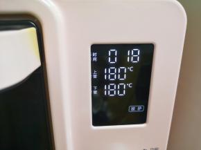 选择烤箱的“披萨”功能，上下管180度烤18分钟，上色满意后可加盖锡纸。