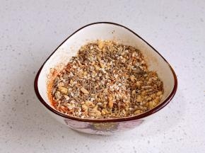 孜然，辣椒粉，白芝麻，烧烤料混合均匀。