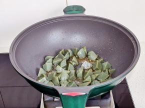 起油锅倒入实蛋。