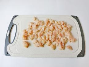 鸡胸肉对半撇开，再切成小。