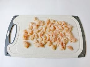 鸡胸肉对半撇开，再切成小。