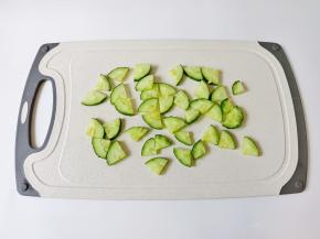 黄瓜切成小片。