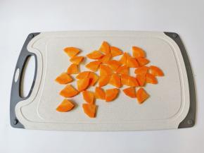 胡萝卜削皮切成小块。