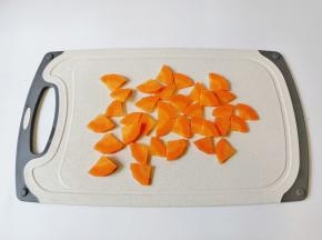 胡萝卜削皮切成小块。