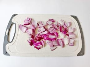 洋葱切成小丁。