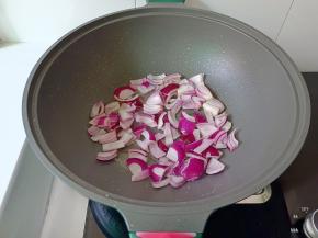 热锅热油放洋葱爆炒。