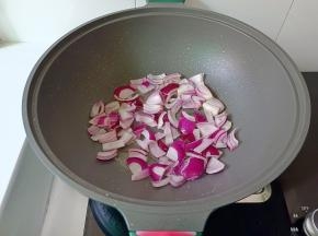 热锅热油放洋葱爆炒。