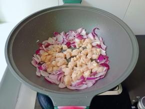 再加入鸡胸肉翻炒变色。