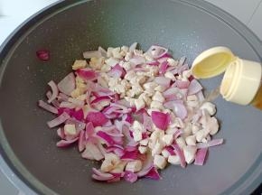 加入料酒两勺。