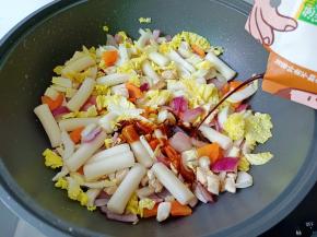 加黄焖鸡酱汁一包。