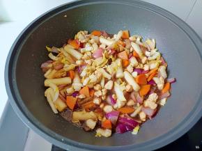 加适量的清水，开大火煮两分钟。