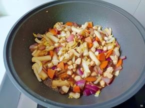 加适量的清水，开大火煮两分钟。