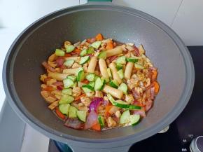 待年糕熟透，加入黄瓜片翻炒一下起锅。