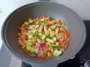 待年糕熟透，加入黄瓜片翻炒一下起锅。