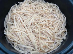 锅里烧水，水开后放入泡软的云丝，焯水一分钟后捞出沥干水份