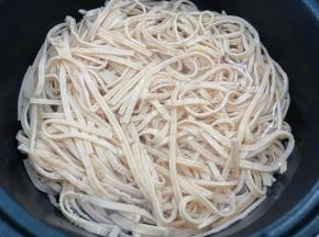 锅里烧水，水开后放入泡软的云丝，焯水一分钟后捞出沥干水份