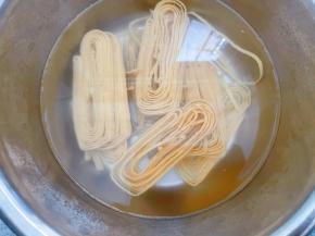 我用的云南云丝，提前用温水浸泡15分钟左右变软