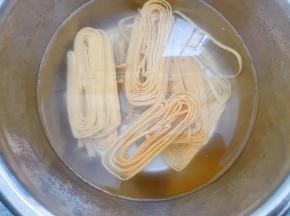 我用的云南云丝，提前用温水浸泡15分钟左右变软