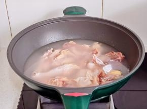 鸡清洗干净冷水下锅。