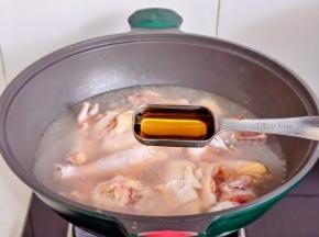 加入料酒煮3分钟，捞出冲洗干净。