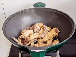 起油锅加入鸡块煸炒。