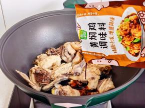 倒入黄焖鸡调味料。