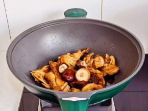 加入香菇翻炒。