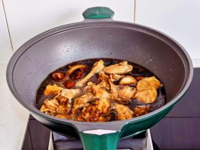 加入清水烧开炖20分钟。