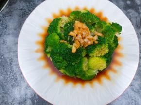 把煮好的料汁倒在西兰花上