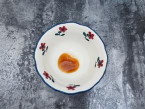 现在调一个料汁，碗里加入白糖，鸡汁