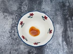 现在调一个料汁，碗里加入白糖，鸡汁