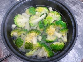 锅里烧水，水开后滴入几滴金龙鱼初夏橄榄调和油，把西兰花放入煮至断生后捞出